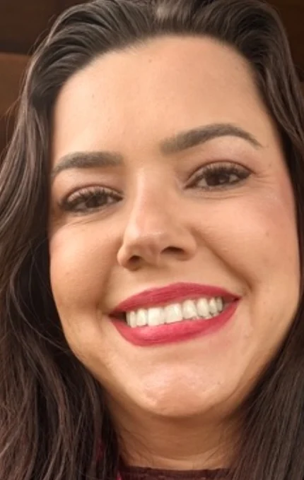 Selfie da Jaque sorrindo, de batom vermelho
